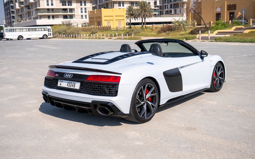 Audi R8 Spyder (Wit), 2024 te huur in Abu Dhabi