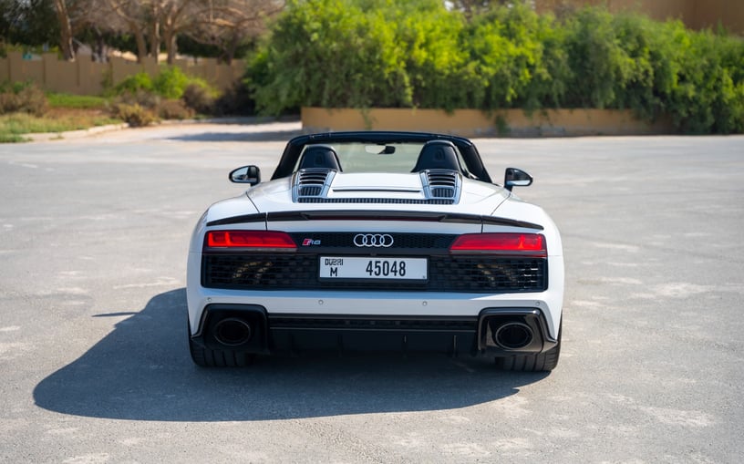 Audi R8 Spyder (Wit), 2024 te huur in Abu Dhabi