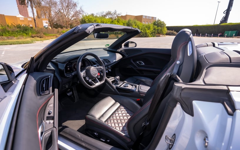 Audi R8 Spyder (Wit), 2024 te huur in Abu Dhabi