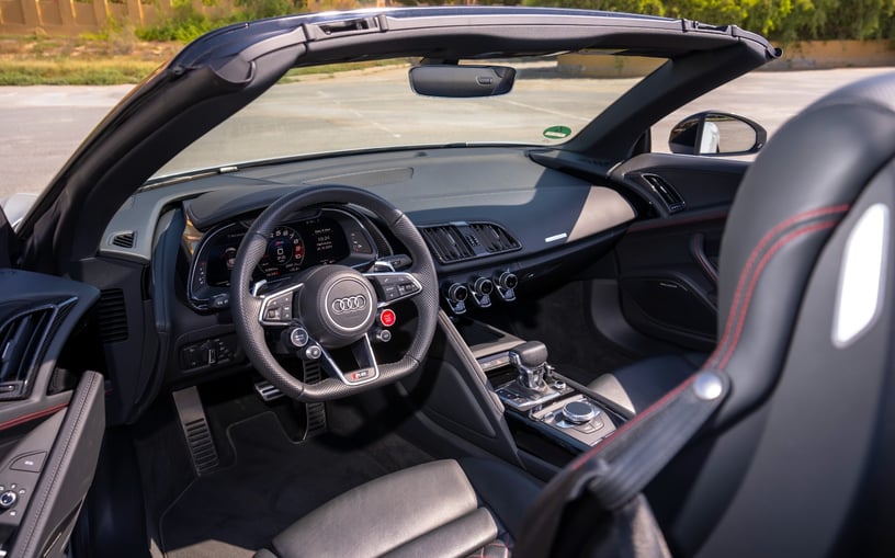 Audi R8 Spyder (Wit), 2024 te huur in Abu Dhabi