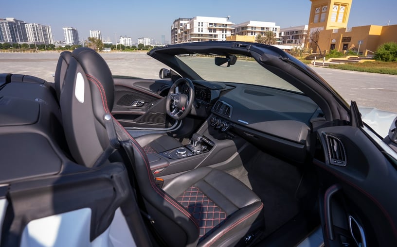 Audi R8 Spyder (Wit), 2024 te huur in Abu Dhabi