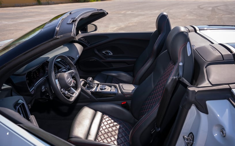 Audi R8 Spyder (Wit), 2024 te huur in Abu Dhabi