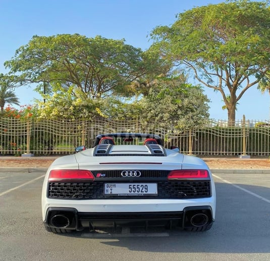 Audi R8 Spyder V10 (Blanco), 2021 para alquiler en Ras Al Khaimah
