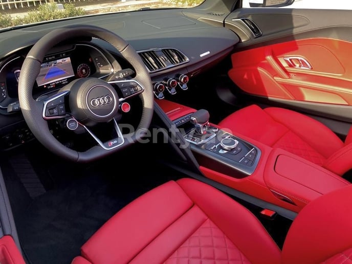 Audi R8 Spyder V10 (Blanco), 2021 para alquiler en Ras Al Khaimah