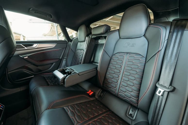 Audi RS7 (Blanco), 2023 para alquiler en Dubai 3