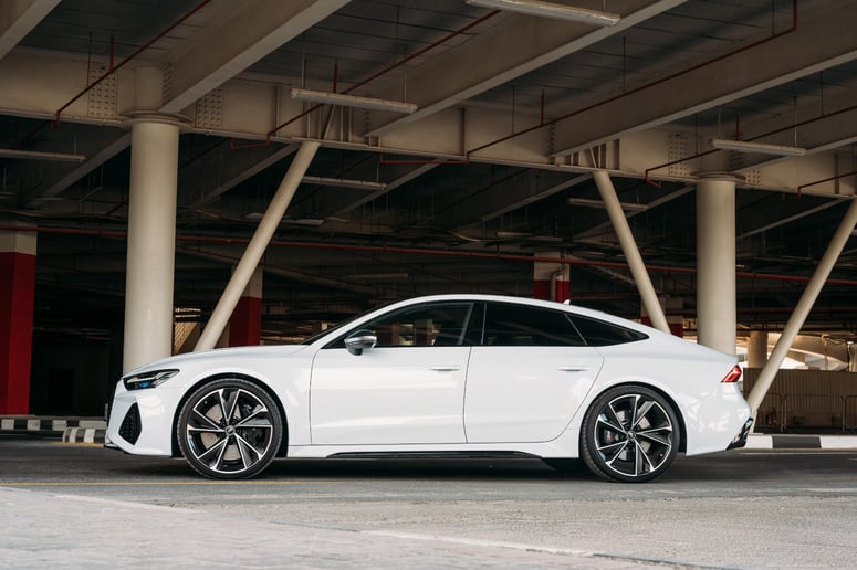 Audi RS7 (Wei&szlig;), 2023  zur Miete in Dubai