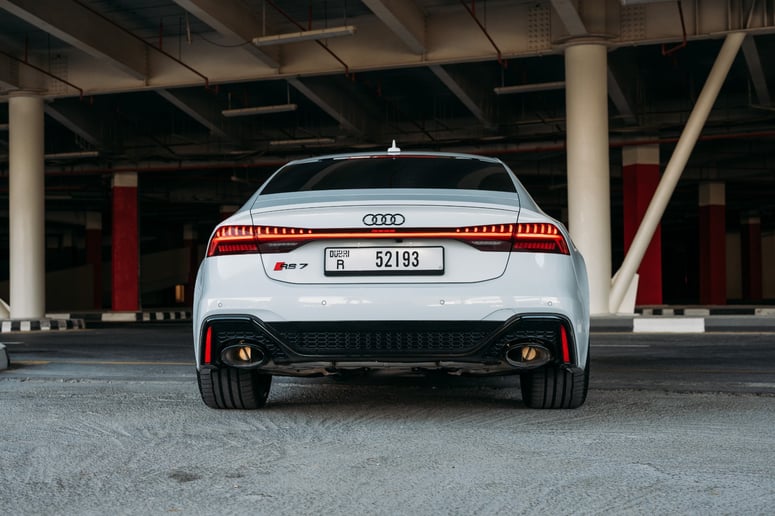 Audi RS7 (Wei&szlig;), 2023  zur Miete in Dubai