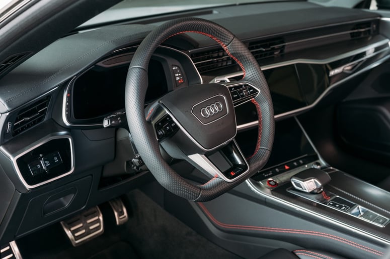 Audi RS7 (Wei&szlig;), 2023  zur Miete in Dubai