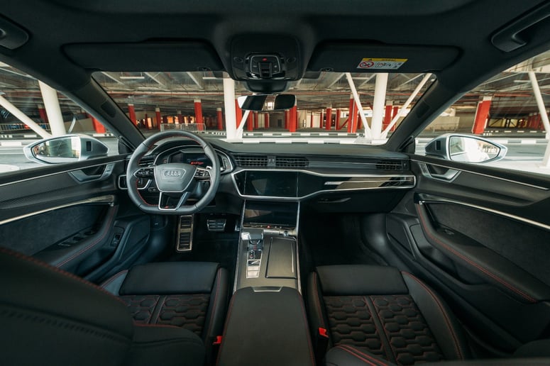 Audi RS7 (Wei&szlig;), 2023  zur Miete in Dubai