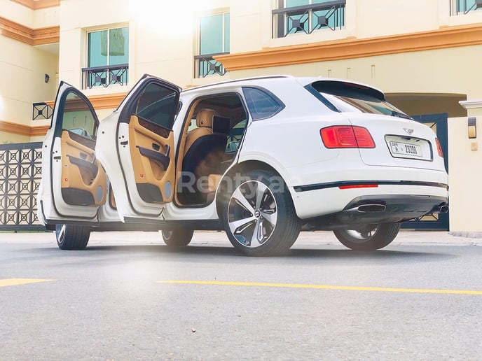 Bentley Bentayga black edition w12 (Blanco), 2019 para alquiler en Dub&aacute;i