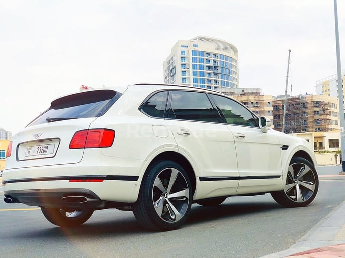 Bentley Bentayga black edition w12 (Blanco), 2019 para alquiler en Dub&aacute;i