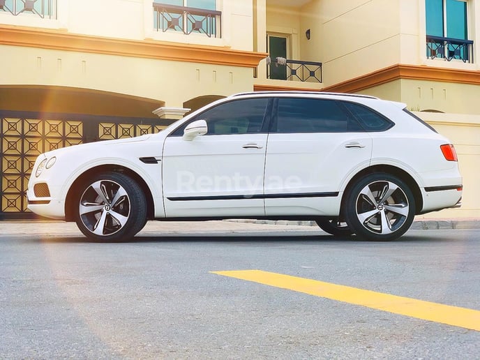 Bentley Bentayga black edition w12 (Blanco), 2019 para alquiler en Dub&aacute;i