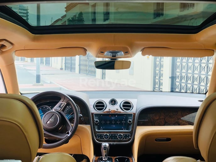Bentley Bentayga black edition w12 (Blanco), 2019 para alquiler en Dub&aacute;i