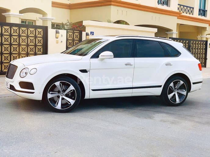 Bentley Bentayga black edition w12 (Blanco), 2019 para alquiler en Dub&aacute;i