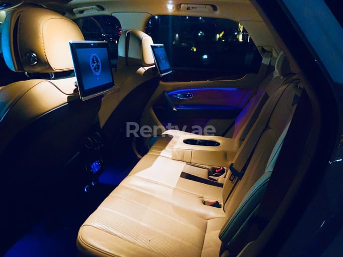 Bentley Bentayga black edition w12 (Blanco), 2019 para alquiler en Dub&aacute;i