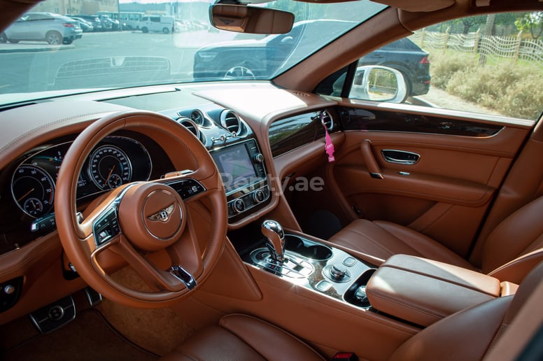 Bentley Bentayga (Bianca), 2019 in affitto a Dubai