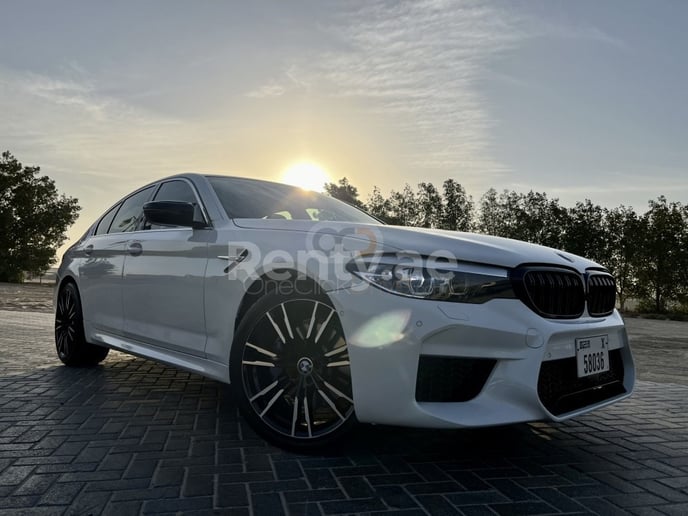 BMW 5 Series (Blanc), 2020 &agrave; louer &agrave; Duba&iuml;