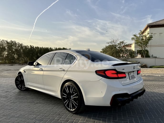BMW 5 Series (Blanc), 2020 &agrave; louer &agrave; Duba&iuml;
