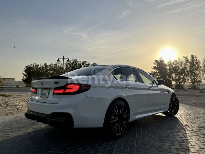 BMW 5 Series (Blanc), 2020 &agrave; louer &agrave; Duba&iuml;