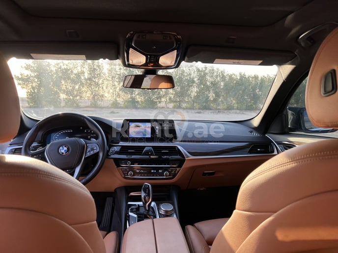 BMW 5 Series (Blanc), 2020 &agrave; louer &agrave; Duba&iuml;