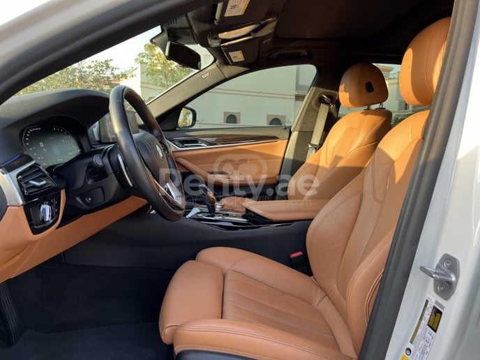 BMW 5 Series (Blanc), 2020 &agrave; louer &agrave; Duba&iuml;
