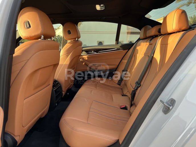 BMW 5 Series (Blanc), 2020 &agrave; louer &agrave; Duba&iuml;