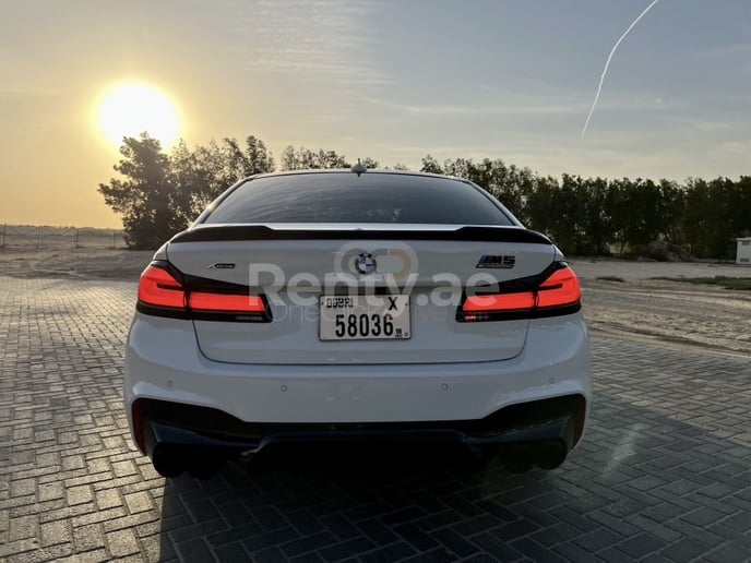 BMW 5 Series (Blanc), 2020 &agrave; louer &agrave; Duba&iuml;
