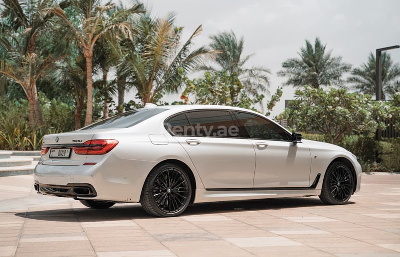 إيجار بي ام دبليو 750 XDrive (أبيض), 2018 في دبي