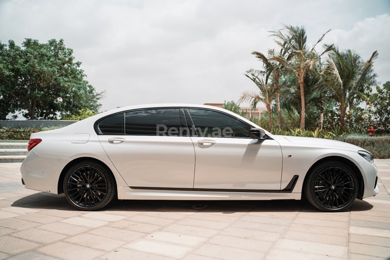 إيجار بي ام دبليو 750 XDrive (أبيض), 2018 في دبي