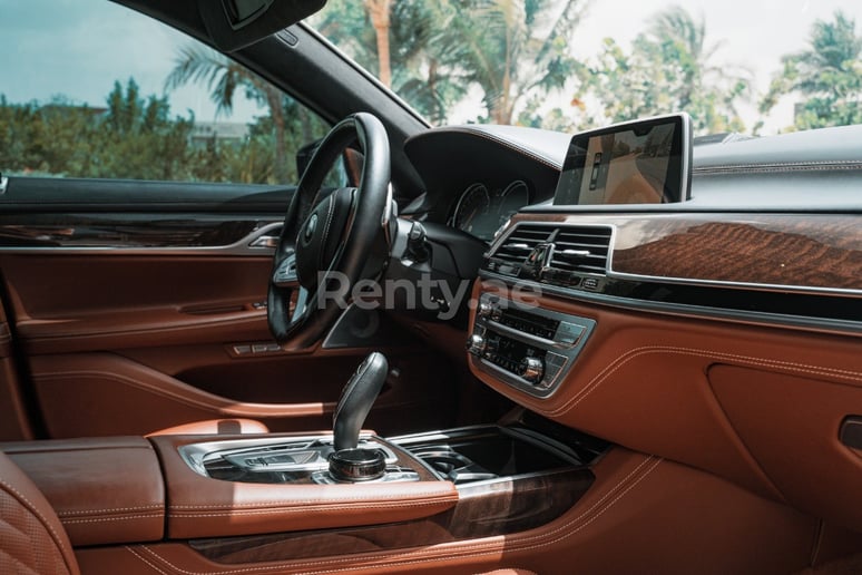 إيجار بي ام دبليو 750 XDrive (أبيض), 2018 في دبي