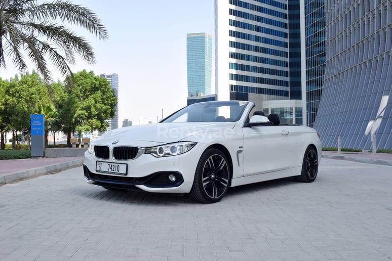 BMW 420i Cabrio (Wei&szlig;), 2017  zur Miete in Dubai