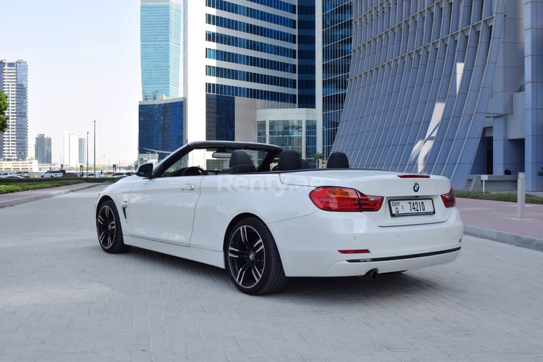 BMW 420i Cabrio (Wei&szlig;), 2017  zur Miete in Dubai