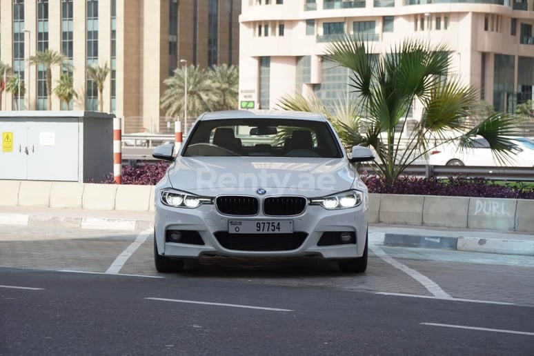 إيجار بي ام دبليو 318 (أبيض), 2019 في الشارقة