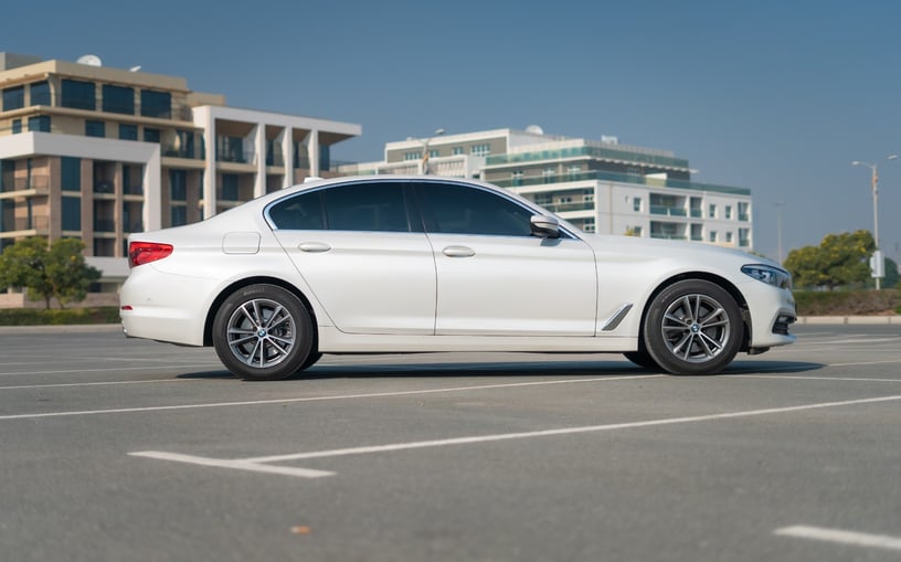 BMW 520i (Wei&szlig;), 2020  zur Miete in Abu Dhabi