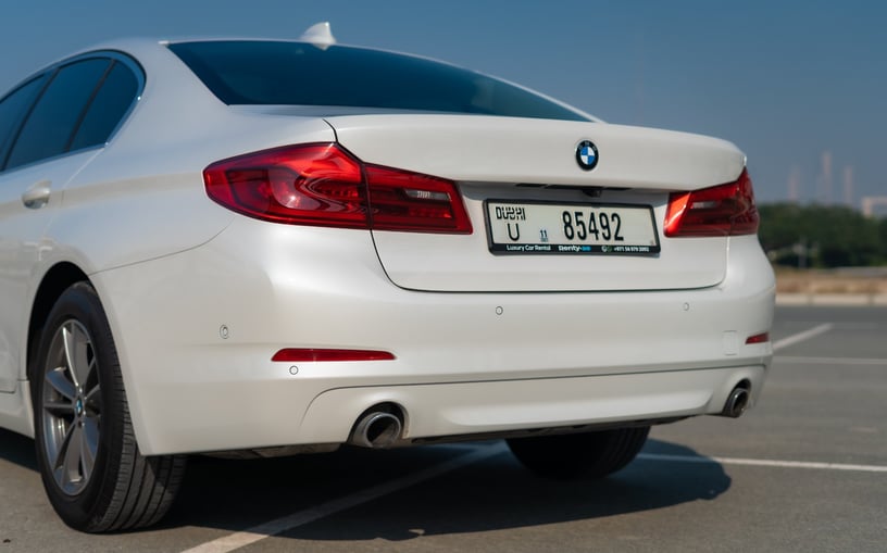 BMW 520i (Wei&szlig;), 2020  zur Miete in Abu Dhabi