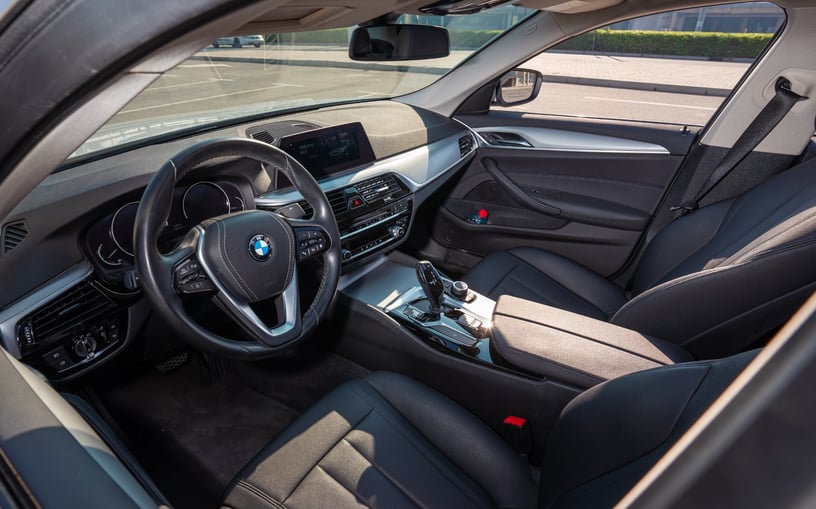 BMW 520i (Wei&szlig;), 2020  zur Miete in Abu Dhabi