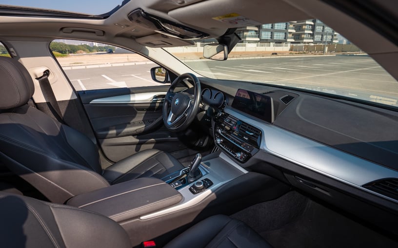 BMW 520i (Wei&szlig;), 2020  zur Miete in Abu Dhabi