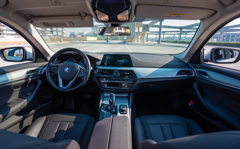 BMW 520i (Wei&szlig;), 2020  zur Miete in Abu Dhabi