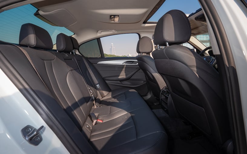 BMW 520i (Wei&szlig;), 2020  zur Miete in Abu Dhabi