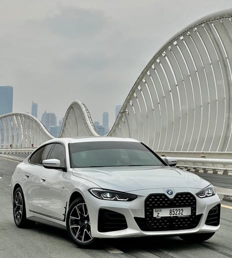 BMW 420i (Wei&szlig;), 2023  zur Miete in Dubai