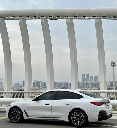 BMW 420i (Wei&szlig;), 2023  zur Miete in Dubai