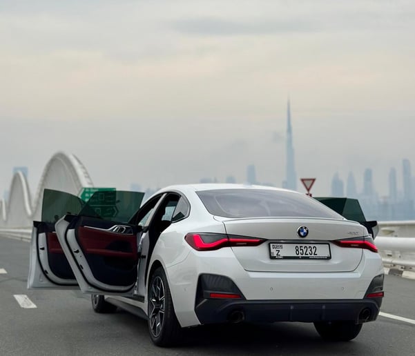 BMW 420i (Wei&szlig;), 2023  zur Miete in Dubai