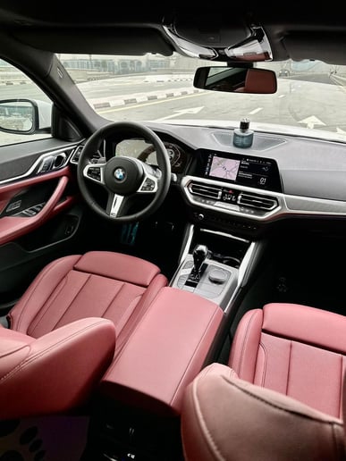 BMW 420i (Wei&szlig;), 2023  zur Miete in Dubai