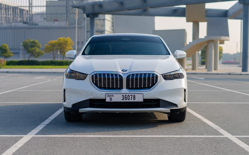 BMW 520i (Wit), 2024 te huur in Ras Al Khaimah