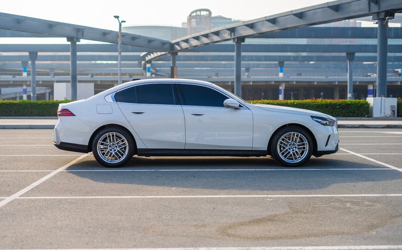 BMW 520i (Wit), 2024 te huur in Ras Al Khaimah