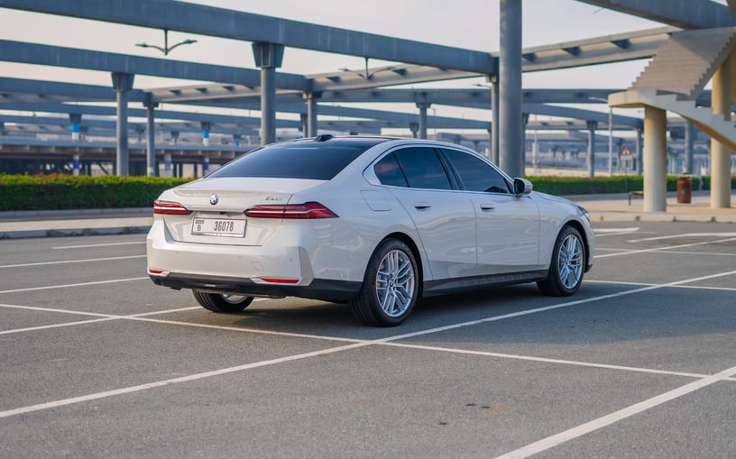 BMW 520i (Wit), 2024 te huur in Ras Al Khaimah