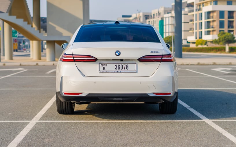 BMW 520i (Wit), 2024 te huur in Ras Al Khaimah