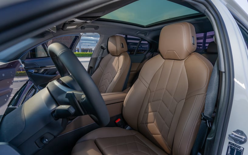 BMW 520i (Wit), 2024 te huur in Ras Al Khaimah
