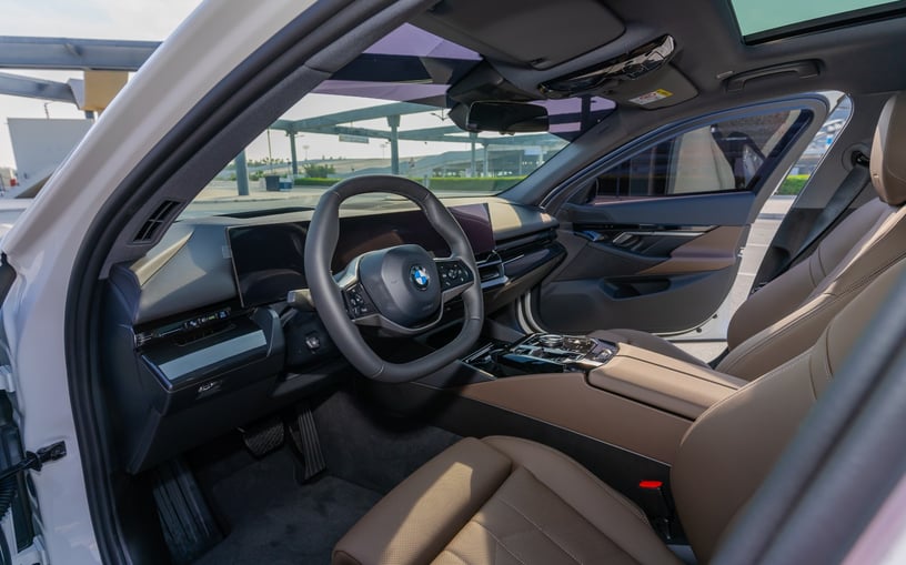 BMW 520i (Wit), 2024 te huur in Ras Al Khaimah
