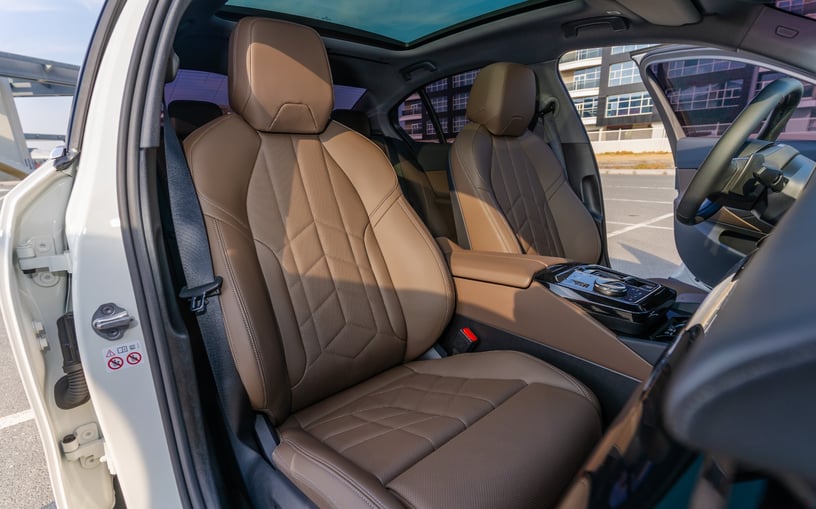 BMW 520i (Wit), 2024 te huur in Ras Al Khaimah